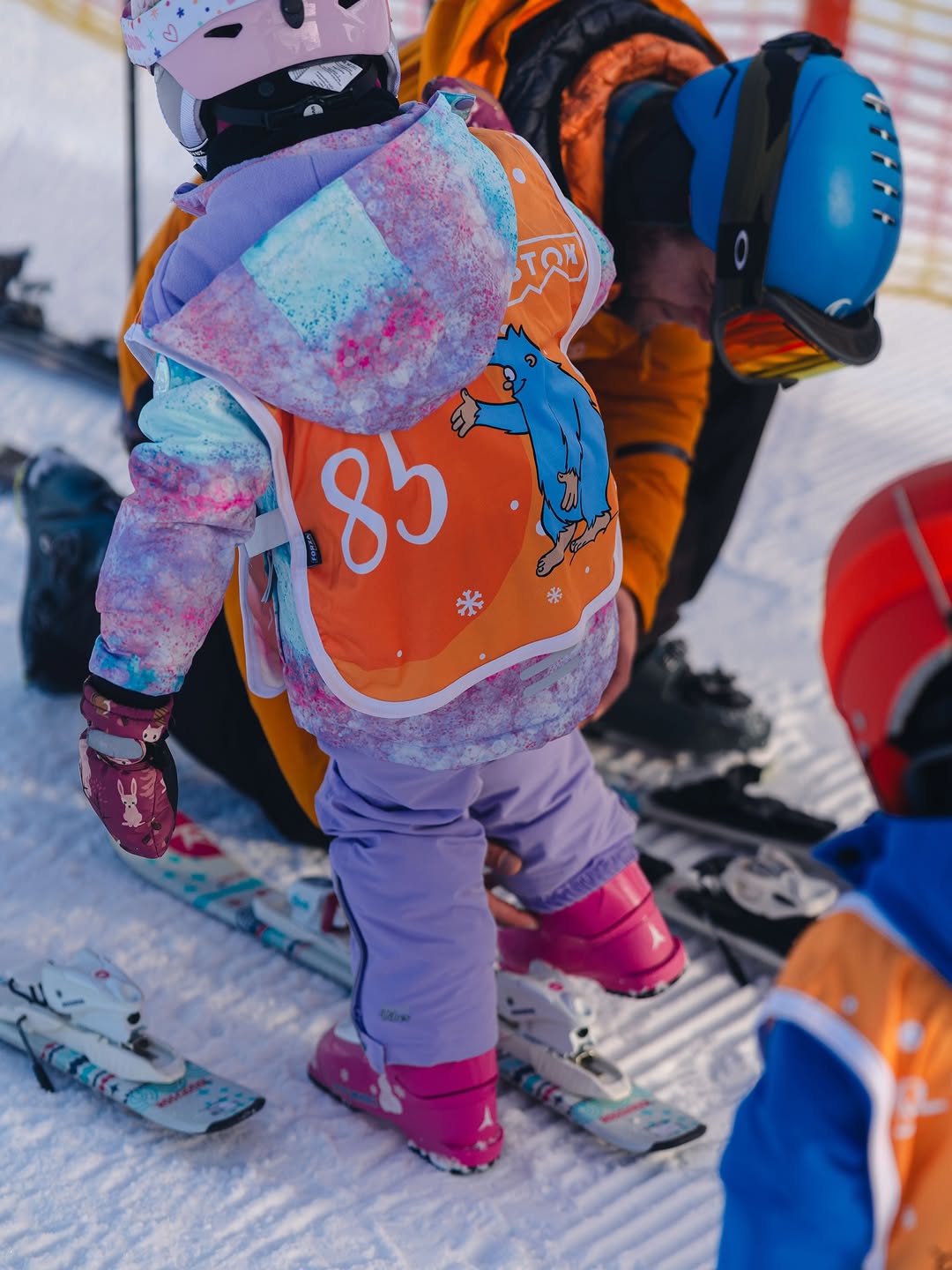Photo by Szkoła Stok on October 05, 2025. May be an image of snowboarding, glasses, helmet, snowsuit, ski, ski slope and text.