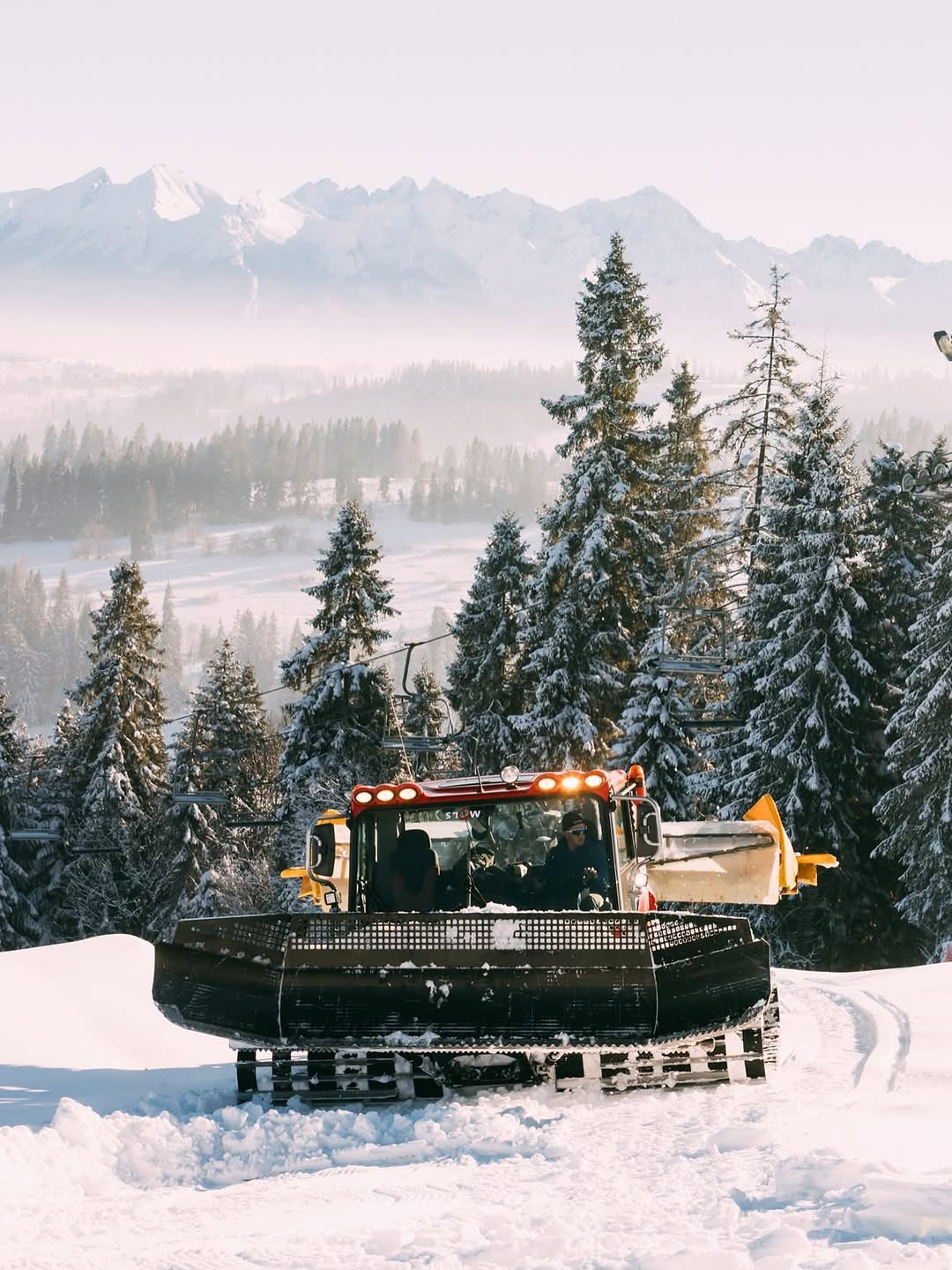 Photo shared by Szkoła Stok on December 05, 2025 tagging @bania_hotel, @kotelnicabialczanska, @stacjanarciarskakaniowka, @kotelnica, and @bania_ski. May be an image of snowplow, ski slope and text.