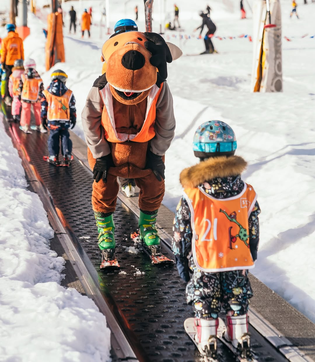 Photo shared by Szkoła Stok on December 26, 2025 tagging @kotelnicabialczanska, @kotelnica, @skinews.pl, and @bania_ski. May be an image of one or more people, people snowboarding, glasses, snowsuit, ski, people skiing and text.