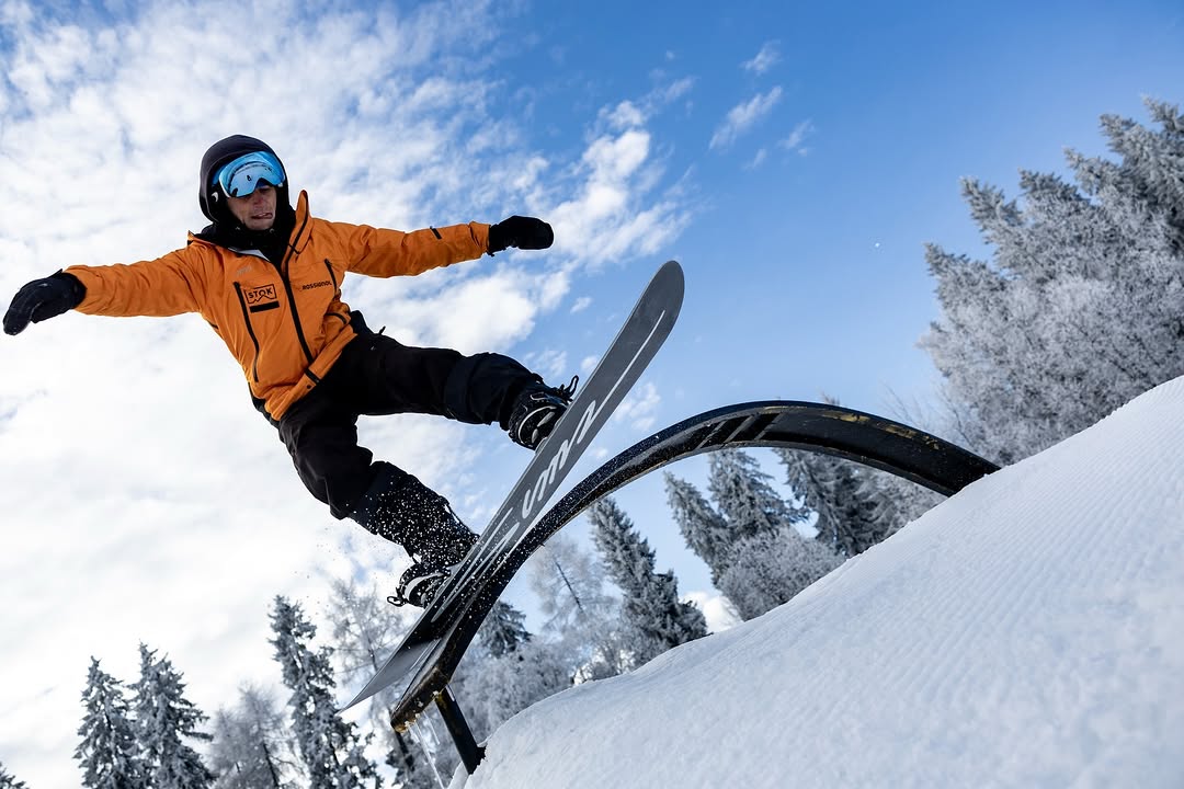 Photo shared by Szkoła Stok on February 14, 2026 tagging @sims.snowboards, @j93_sb, @sims_snowboards_polska, and @snowpark_kotelnica. May be an image of snowboarding, ski, ski slope, snow and text.